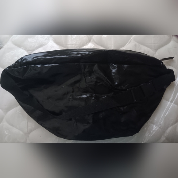 Large Black Fannypack - Picture 4 of 5
